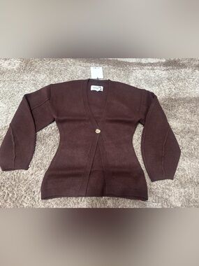 ARRANGE sculpted waist cardigan with ovoid sleeves in burgundy